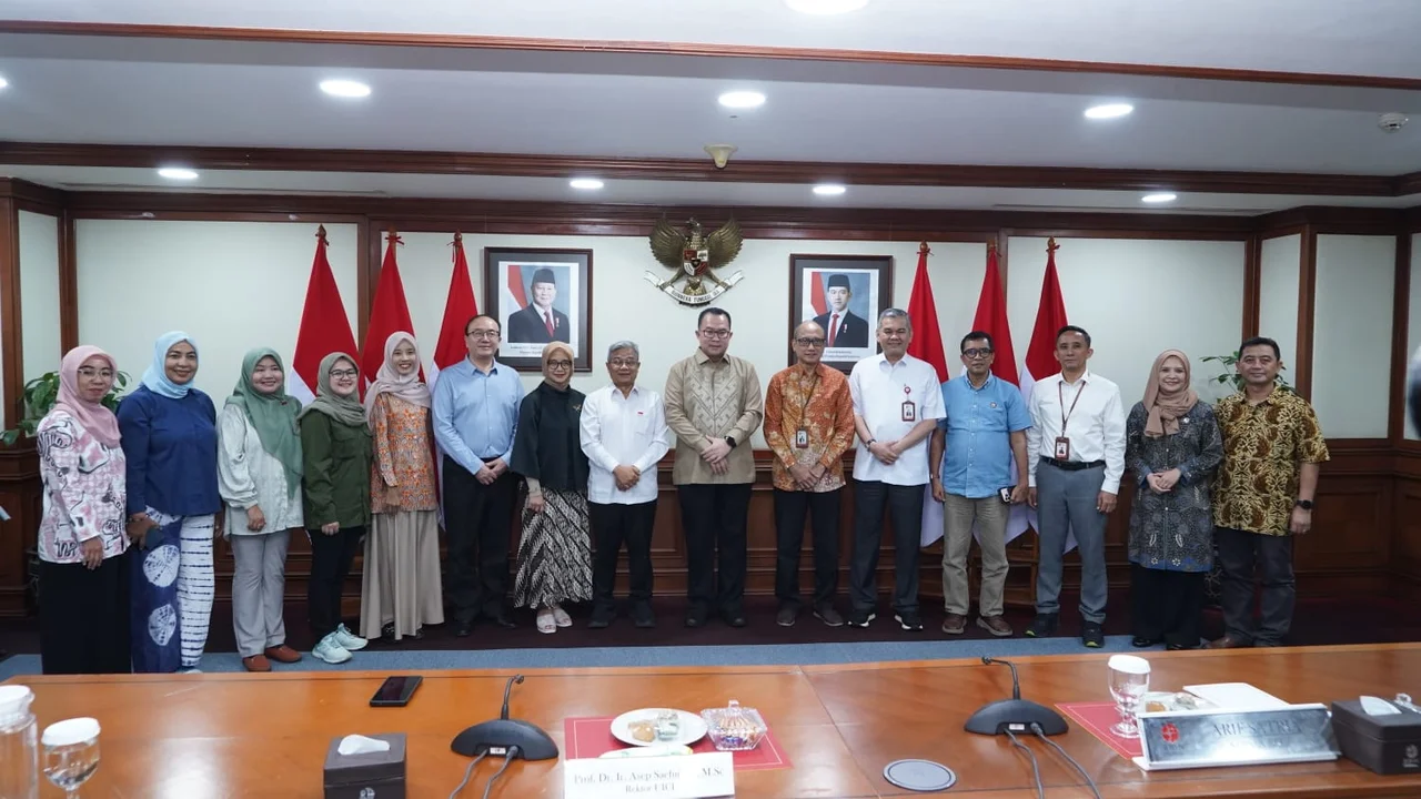 Foto :&nbsp; Prof. Dr. Arif Satria Kepala Badan Riset dan Inovasi Nasional bersama para jajaran pengurus kampus UICI, Selasa (11/08/2026).